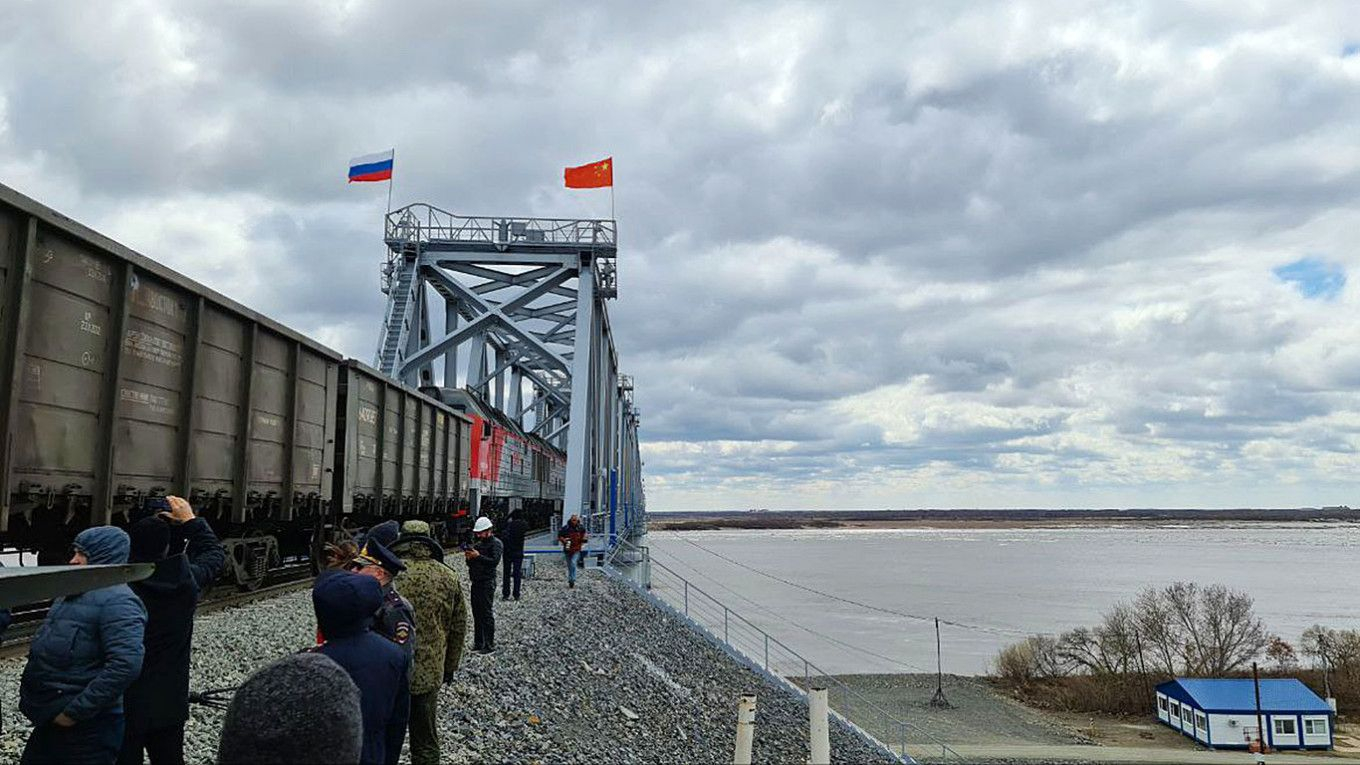 Орос-Хятадын анхны төмөр замын гүүр ирэх сард ашиглалтад орно
